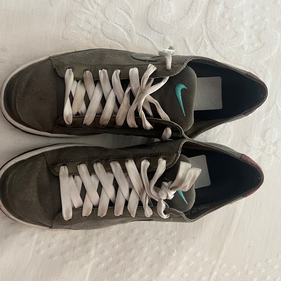 Nike Sneakers -olive green with white accents - Picture 5 of 7